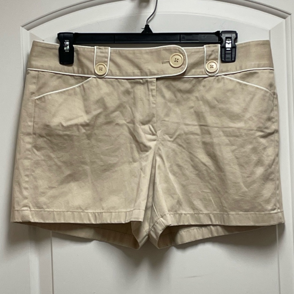 Ann Taylor Sz 12 4” Signature Fit Khaki Shorts Button Detail White Piping Preppy